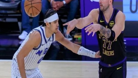 老詹半場30分激戰字母哥，決賽對決字母哥緊逼雙20分大戰！